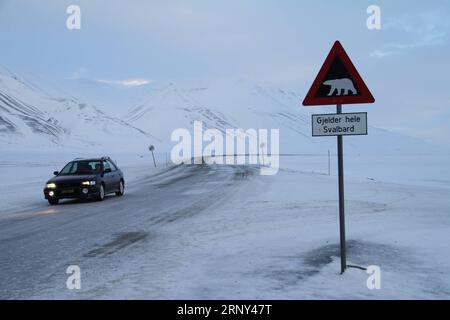 (180226) -- LONGYEARBYEN, 26 février 2018 -- Une voiture passe devant un panneau avertissant des ours polaires à Longyearbyen, Norvège, le 25 février 2018.) (Zxj) NORVÈGE-LONGYEARBYEN-PAYSAGE LiangxYouchang PUBLICATIONxNOTxINxCHN Banque D'Images