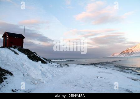 (180226) -- LONGYEARBYEN, 26 février 2018 -- une photo prise le 24 février 2018 montre le paysage de Longyearbyen, Norvège. (Zxj) NORVÈGE-LONGYEARBYEN-PAYSAGE LiangxYouchang PUBLICATIONxNOTxINxCHN Banque D'Images