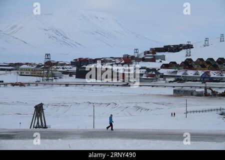 (180226) -- LONGYEARBYEN, 26 février 2018 -- Un piéton marche dans la rue de Longyearbyen, Norvège, le 25 février 2018.) (Zxj) NORVÈGE-LONGYEARBYEN-PAYSAGE LiangxYouchang PUBLICATIONxNOTxINxCHN Banque D'Images