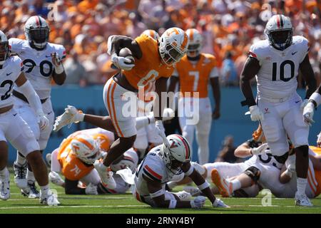 2 septembre 2023 : Jaylen Wright #0 des volontaires du Tennessee court le ballon pendant le match de football de la NCAA entre les volontaires de l'Université du Tennessee et les cavaliers de l'Université de Virginie au Nissan Stadium de Nashville TN Tim Gangloff/CSM Banque D'Images