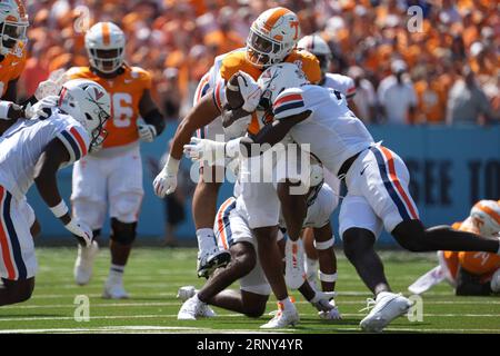 2 septembre 2023 : Jaylen Wright #0 des volontaires du Tennessee court le ballon pendant le match de football de la NCAA entre les volontaires de l'Université du Tennessee et les cavaliers de l'Université de Virginie au Nissan Stadium de Nashville TN Tim Gangloff/CSM Banque D'Images