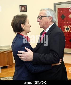 (180227) -- BELGRADE, 27 février 2018 -- la première ministre serbe Ana Brnabic (G) accueille le président de la Commission européenne Jean-Claude Juncker à Belgrade, Serbie, le 27 février 2018. (Whw) SERBIE-BELGRADE-JUNCKER-VISITE PredragxMilosavljevic PUBLICATIONxNOTxINxCHN Banque D'Images