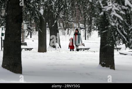 (180227) -- BELGRADE, 27 février 2018 -- Une femme et un enfant marchent dans un parc enneigé à Belgrade, Serbie, le 27 février 2018. )(rh) SERBIE-BELGRADE-NEIGE PredragxMilosavljevic PUBLICATIONxNOTxINxCHN Banque D'Images