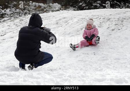 (180227) -- BELGRADE, 27 février 2018 -- Un enfant glisse sur la neige à Belgrade, Serbie, le 27 février 2018. )(rh) SERBIE-BELGRADE-NEIGE PredragxMilosavljevic PUBLICATIONxNOTxINxCHN Banque D'Images