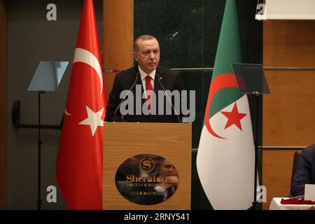 (180227) -- ALGER, le 27 février 2018 () -- en visite au Président turc Recep Tayyip Erdogan lors du Forum commercial turco-algérien à Alger, Algérie, le 27 février 2018. La Turquie et l'Algérie ont promis mardi d'augmenter leur commerce annuel à 10 milliards de dollars américains dans un proche avenir, lors de la visite du président turc Recep Tayyip Erdogan dans ce pays d'Afrique du Nord. () ALGÉRIE-ALGER-TURC-ERDOGAN-VISITE Xinhua PUBLICATIONxNOTxINxCHN Banque D'Images