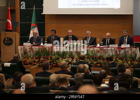 (180227) -- ALGER, 27 février 2018 () -- en visite du président turc Recep Tayyip Erdogan (3e L, arrière) et du Premier ministre algérien Ahmed Ouyahia (3e R, arrière) au Forum des affaires turco-algérien à Alger, Algérie, le 27 février 2018. La Turquie et l'Algérie ont promis mardi d'augmenter leur commerce annuel à 10 milliards de dollars américains dans un proche avenir, lors de la visite du président turc Recep Tayyip Erdogan dans ce pays d'Afrique du Nord. () ALGÉRIE-ALGER-TURC-ERDOGAN-VISITE Xinhua PUBLICATIONxNOTxINxCHN Banque D'Images