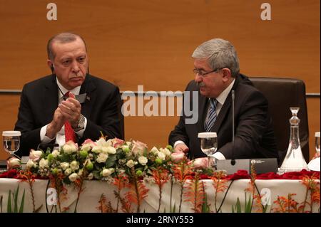 (180227) -- ALGER, 27 février 2018 () -- en visite au président turc Recep Tayyip Erdogan (à gauche) et au Premier ministre algérien Ahmed Ouyahia, assistent au Forum des affaires turco-algérien à Alger, Algérie, le 27 février 2018. La Turquie et l'Algérie ont promis mardi d'augmenter leur commerce annuel à 10 milliards de dollars américains dans un proche avenir, lors de la visite du président turc Recep Tayyip Erdogan dans ce pays d'Afrique du Nord. () ALGÉRIE-ALGER-TURC-ERDOGAN-VISITE Xinhua PUBLICATIONxNOTxINxCHN Banque D'Images