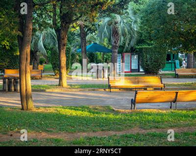 Parc avec bancs. Petite entreprise à la station dans le parc. Lieu de repos. Tourisme Banque D'Images