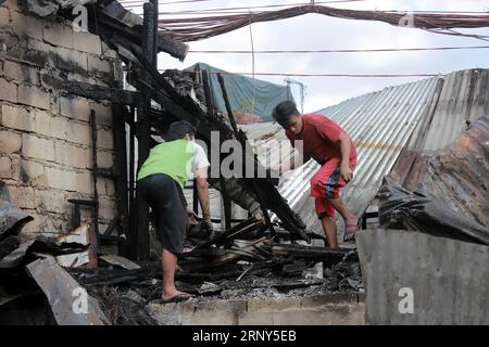(180228) -- QUEZON CITY, 28 février 2018 -- des résidents recherchent des matériaux réutilisables dans leur maison brûlée après un incendie dans un bidonville de Quezon City, Philippines, le 28 février 2018. Plus de 100 bidonvilles ont été rasées dans l'incendie, laissant 350 familles sans abri.) rh) LE FEU DE VILLE PHILIPPINES-QUEZON ROUELLExUMALI PUBLICATIONxNOTxINxCHN Banque D'Images