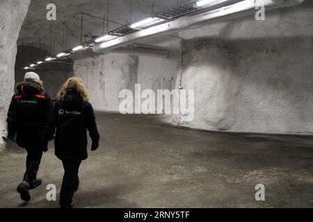 (180301) -- SVALBARD, le 1 mars 2018 -- des membres du personnel marchent à l intérieur de la réserve mondiale de semences de Svalbard sur l archipel arctique du Svalbard, en Norvège, le 27 février 2018. La banque souterraine de semences agricoles en Norvège recevra une subvention de 13 millions de dollars américains pour la mise à niveau alors qu’elle célèbre son 10e anniversaire cette année, a déclaré le gouvernement norvégien. Le Svalbard Global Seed Vault, surnommé le Doomsday et le Noah s Ark Vault, a été créé pour sauvegarder les échantillons de semences de cultures stockés dans d'autres banques de semences à travers le monde. Il est considéré comme un mécanisme international vital pour sauvegarder le f mondial Banque D'Images