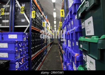 (180301) -- SVALBARD, le 1 mars 2018 -- une photo prise le 27 février 2018 montre une chambre de stockage de la réserve mondiale de semences de Svalbard sur l archipel arctique du Svalbard en Norvège. La banque souterraine de semences agricoles en Norvège recevra une subvention de 13 millions de dollars américains pour la mise à niveau alors qu’elle célèbre son 10e anniversaire cette année, a déclaré le gouvernement norvégien. Le Svalbard Global Seed Vault, surnommé le Doomsday et le Noah s Ark Vault, a été créé pour sauvegarder les échantillons de semences de cultures stockés dans d'autres banques de semences à travers le monde. Il est considéré comme un mécanisme international vital à sauvegarder Banque D'Images