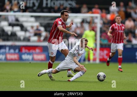Swansea, Royaume-Uni. 02 septembre 2023. Ollie Cooper de Swansea City (r) en action. Match de championnat EFL Skybet, Swansea City contre Bristol City au Swansea.com Stadium à Swansea, pays de Galles le samedi 2 septembre 2023. Cette image ne peut être utilisée qu'à des fins éditoriales. Usage éditorial uniquement, photo par Andrew Orchard/Andrew Orchard photographie sportive/Alamy Live News crédit : Andrew Orchard photographie sportive/Alamy Live News Banque D'Images
