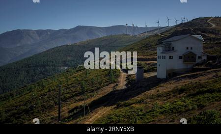 Vue des parcs éoliens dans les montagnes de la Serra da Estrela, Portugal. Banque D'Images
