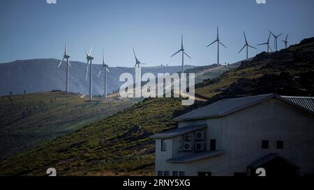 Parcs éoliens dans les montagnes de Serra da Estrela, Portugal. Banque D'Images