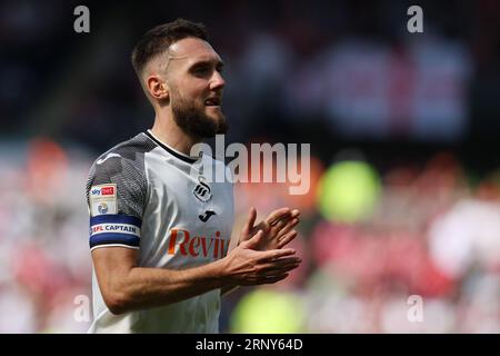 Swansea, Royaume-Uni. 02 septembre 2023. Matt Grimes de Swansea City regarde. Match de championnat EFL Skybet, Swansea City contre Bristol City au Swansea.com Stadium à Swansea, pays de Galles le samedi 2 septembre 2023. Cette image ne peut être utilisée qu'à des fins éditoriales. Usage éditorial uniquement, photo par Andrew Orchard/Andrew Orchard photographie sportive/Alamy Live News crédit : Andrew Orchard photographie sportive/Alamy Live News Banque D'Images