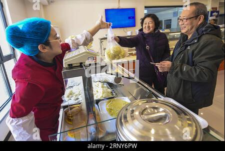 (180302) -- PÉKIN, 2 mars 2018 -- des aînés achètent de la nourriture dans une salle à manger de la communauté de Kangle dans le district de Guangyang à Langfang, dans la province du Hebei au nord de la Chine, le 11 février 2018. Les sessions politiques annuelles du Congrès national du peuple (CNP) et du Comité national de la Conférence consultative politique du peuple chinois (CCPPC) doivent se tenir en mars 2018. Au cours des deux sessions, les programmes de développement seront examinés et discutés, et des politiques clés seront adoptées. L'année 2018 marque la première année de mise en œuvre complète de l'esprit du 19e Congrès national des communis Banque D'Images