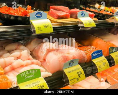 Affichage de poisson dans le supermarché local Banque D'Images