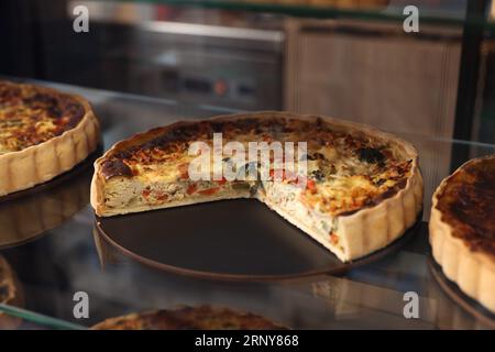 Délicieuse quiche au brocoli et au saumon sur le comptoir dans la boulangerie, closeup Banque D'Images