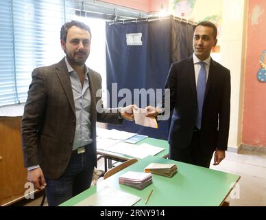 (180304) -- MILAN, 4 mars 2018 () -- Luigi Di Maio (à droite), leader du mouvement cinq étoiles, vote dans un bureau de vote de Pomigliano d Arco, près de Naples, Italie, le 4 mars 2018. Les Italiens ont commencé à voter dimanche matin menant à l'élection d'un Premier ministre, deux jours après que les politiciens ont fait leur dernière campagne pour les élections générales. () (whw) ITALIE-NAPLES-ELECTIONS GÉNÉRALES Xinhua PUBLICATIONxNOTxINxCHN Banque D'Images