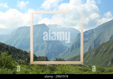 Cadre en bois et belles montagnes sous ciel bleu avec des nuages Banque D'Images