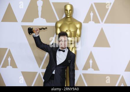 (180305) -- LOS ANGELES, 5 mars 2018 -- l'acteur Sam Rockwell pose après avoir remporté le prix du meilleur acteur dans un second rôle pour son rôle dans trois panneaux d'affichage à l'extérieur d'Ebbing, Missouri, à la salle de presse de la 90e cérémonie des Oscars au Dolby Theater de Los Angeles, aux États-Unis, le 4 mars 2018. )(yy) U.S.-LOS ANGELES-OSCAR-AWARDS lixying PUBLICATIONxNOTxINxCHN Banque D'Images