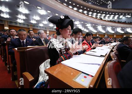 (180305) -- BEIJING, le 5 mars 2018 -- la première session du 13e Congrès populaire national s ouvre au Grand Hall du peuple à Beijing, capitale de la Chine, le 5 mars 2018. (DEUX SESSIONS)CHINE-PÉKIN-PNJ-OUVERTURE (CN) LANXHONGGUANG PUBLICATIONXNOTXINXCHN Banque D'Images