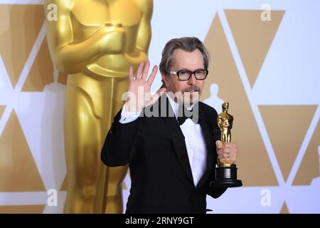 (180305) -- LOS ANGELES, 5 mars 2018 -- l'acteur Gary Oldman pose après avoir remporté le prix du meilleur acteur pour Darkest Hour à la salle de presse de la 90e cérémonie des Oscars au Dolby Theater de Los Angeles, aux États-Unis, le 4 mars 2018. )(gj) U.S.-LOS ANGELES-OSCAR-AWARDS LixYing PUBLICATIONxNOTxINxCHN Banque D'Images