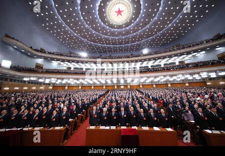 Bilder des Tages (180305) -- BEIJING, le 5 mars 2018 -- la première session du 13e Congrès populaire national s ouvre au Grand Hall du peuple à Beijing, capitale de la Chine, le 5 mars 2018.) (DEUX SESSIONS)CHINE-PÉKIN-PNJ-OUVERTURE (CN) LANXHONGGUANG PUBLICATIONXNOTXINXCHN Banque D'Images