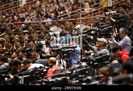 (180305) -- BEIJING, le 5 mars 2018 -- des journalistes participent à la séance d'ouverture de la première session du 13e Congrès populaire national au Grand Hall du peuple à Beijing, capitale de la Chine, le 5 mars 2018.) (DEUX SESSIONS)CHINE-PÉKIN-PNJ-OUVERTURE (CN) JINXLIWANG PUBLICATIONXNOTXINXCHN Banque D'Images