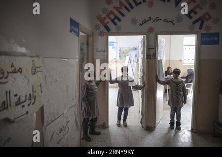 (180305) -- GAZA, 5 mars 2018 -- des enfants palestiniens assistent à une séance de libération psychologique dans un centre familial du camp de réfugiés de Nuseirat, au centre de la bande de Gaza, le 4 mars 2018. La session a eu lieu ici pour aider les enfants à atténuer les conséquences à long terme des témoins de violence et de leur croissance dans une zone de guerre. ) MIDEAST-GAZA STRIP-SESSION DE LIBÉRATION PSYCHOLOGIQUE WISSAMXNASSAR PUBLICATIONXNOTXINXCHN Banque D'Images