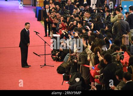 (180305) -- BEIJING, le 5 mars 2018 -- des journalistes travaillent sur le site d'une interview avec des ministres après la séance d'ouverture de la première session du 13e Congrès populaire national au Grand Hall du peuple à Beijing, capitale de la Chine, le 5 mars 2018.) (DEUX SESSIONS)CHINE-PÉKIN-PNJ-MINISTRES-INTERVIEW (CN) WANGXJIANHUA PUBLICATIONXNOTXINXCHN Banque D'Images