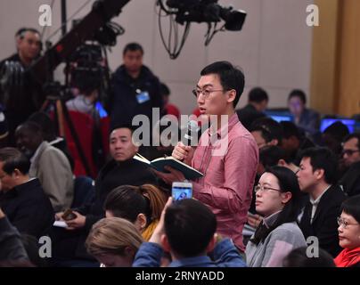 (180307) -- BEIJING, le 7 mars 2018 -- Un journaliste pose des questions lors d'une conférence de presse sur la mise en œuvre de la stratégie de revitalisation rurale et la promotion de la transformation et de la modernisation de l'agriculture lors de la première session du 13e Congrès national populaire à Beijing, capitale de la Chine, le 7 mars 2018.) (DEUX SESSIONS)CHINE-BEIJING-NPC-CONFÉRENCE DE PRESSE-AGRICULTURE (CN) LIXXIN PUBLICATIONXNOTXINXCHN Banque D'Images