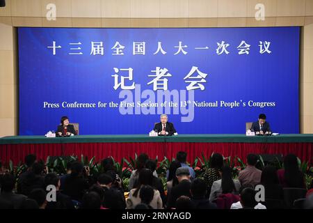 (180307) -- BEIJING, 7 mars 2018 -- le directeur du Conseil d'État Leading Group Office of Poverty Alleviation and Development Liu Yongfu (C) a posé des questions lors d'une conférence de presse sur la lutte contre la pauvreté ciblée lors de la première session du 13e Congrès populaire national à Beijing, capitale de la Chine, le 7 mars 2018. ) (DEUX SESSIONS)CHINE-BEIJING-NPC-CONFÉRENCE DE PRESSE-ATTÉNUATION DE LA PAUVRETÉ (CN) SHENXHONG PUBLICATIONXNOTXINXCHN Banque D'Images