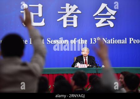 (180307) -- BEIJING, 7 mars 2018 -- Liu Yongfu, directeur du Bureau du Groupe directeur du Conseil des affaires de l'État pour la réduction de la pauvreté et le développement, répond à des questions lors d'une conférence de presse sur la lutte contre la pauvreté ciblée lors de la première session du 13e Congrès populaire national à Beijing, capitale de la Chine, le 7 mars 2018. ) (DEUX SESSIONS)CHINE-BEIJING-NPC-CONFÉRENCE DE PRESSE-ATTÉNUATION DE LA PAUVRETÉ (CN) LIXXIN PUBLICATIONXNOTXINXCHN Banque D'Images