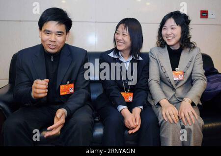 (180307) -- BEIJING, 7 mars 2018 () -- la photo prise le 3 mars 2008 montre Kang Houming (L), Hu Xiaoyan (C) et Zhu Xueqin, alors les trois seuls députés travailleurs migrants au 11e Congrès national populaire (APN), sont vus lors de la session de l'APN à Pékin, capitale de la Chine. Le 13e PCN a tenu sa première session début mars. Parmi les 2 980 députés, plus de femmes, d agriculteurs et de travailleurs, mais moins de fonctionnaires siégeaient à la haute législature de la Chine. La nouvelle gamme compte 742 femmes, représentant 24,9 pour cent du total, en hausse de 1,5 points de pourcentage par rapport au précédent PNJ. Au total, 468 députés sont des travailleurs Banque D'Images