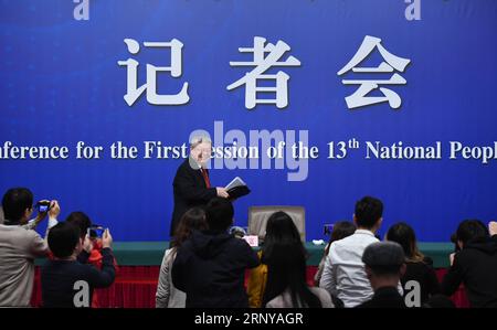 (180307) -- BEIJING, 7 mars 2018 -- Liu Yongfu, directeur du Conseil des affaires d'État, Leading Group Office of Poverty Alleviation and Development, quitte le pays après une conférence de presse sur la lutte contre la pauvreté ciblée lors de la première session du 13e Congrès populaire national à Beijing, capitale de la Chine, le 7 mars 2018. ) (DEUX SESSIONS)CHINE-BEIJING-NPC-CONFÉRENCE DE PRESSE-ATTÉNUATION DE LA PAUVRETÉ (CN) SHENXHONG PUBLICATIONXNOTXINXCHN Banque D'Images