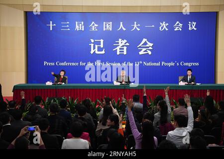 (180307) -- BEIJING, 7 mars 2018 -- Liu Yongfu, directeur du Bureau du Groupe directeur du Conseil d'État pour la lutte contre la pauvreté et le développement (C), répond à des questions lors d'une conférence de presse sur la lutte contre la pauvreté ciblée lors de la première session du 13e Congrès national du peuple à Beijing, capitale de la Chine, le 7 mars 2018. ) (DEUX SESSIONS)CHINE-BEIJING-NPC-CONFÉRENCE DE PRESSE-ATTÉNUATION DE LA PAUVRETÉ (CN) SHENXHONG PUBLICATIONXNOTXINXCHN Banque D'Images