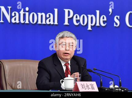 (180307) -- BEIJING, 7 mars 2018 -- Liu Yongfu, directeur du Bureau du Groupe directeur du Conseil des affaires de l'État pour la réduction de la pauvreté et le développement, répond à des questions lors d'une conférence de presse sur la lutte contre la pauvreté ciblée lors de la première session du 13e Congrès populaire national à Beijing, capitale de la Chine, le 7 mars 2018. ) (DEUX SESSIONS)CHINE-BEIJING-NPC-CONFÉRENCE DE PRESSE-ATTÉNUATION DE LA PAUVRETÉ (CN) LIXXIN PUBLICATIONXNOTXINXCHN Banque D'Images