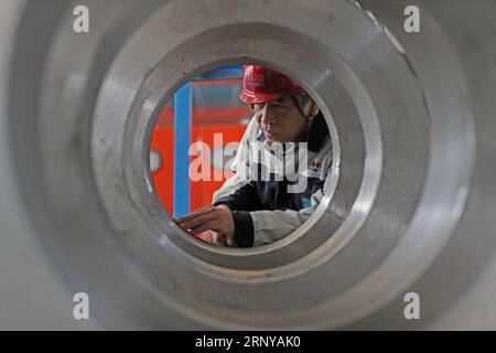 (180307) -- PÉKIN, 7 mars 2018 -- une photo prise le 23 février 2018 montre mi Zhongyi, député nouvellement élu au 13e Congrès national du peuple (NPC), travaille dans un atelier de transmission Equipment Company of Northern Heavy Industries Group Co., Ltd. À Shenyang, dans la province du Liaoning au nord-est de la Chine. Le 13e PCN a tenu sa première session début mars. Parmi les 2 980 députés, plus de femmes, d agriculteurs et de travailleurs, mais moins de fonctionnaires siégeaient à la haute législature de la Chine. La nouvelle gamme compte 742 femmes, représentant 24,9 pour cent du total, en hausse de 1,5 points de pourcentage par rapport au précédent PNJ. Un total de Banque D'Images