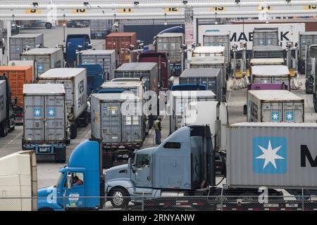 (180307) -- PÉKIN, le 7 mars 2018 -- des camions attendent d'entrer dans le terminal à conteneurs du port de Los Angeles, Californie, États-Unis, dans la photo de dossier prise le 5 décembre 2012. Alors que les États-Unis se replient sur le bastion du protectionnisme et du nationalisme, les inquiétudes au sujet d’une guerre commerciale augmentent dans le monde entier. /TO GO WITH Xinhua Headlines : la guerre commerciale ne produit aucun gagnant) (lmm) (lb) Xinhua Headlines : la guerre commerciale ne produit aucun gagnant ZhaoxHanrong PUBLICATIONxNOTxINxCHN Banque D'Images