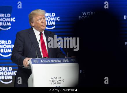 (180307) -- PÉKIN, le 7 mars 2018 -- le président américain Donald Trump prononce un discours lors de la 48e réunion annuelle du Forum économique mondial (FEM) à Davos, en Suisse, sur la photo de dossier prise le 26 janvier 2018. Alors que les États-Unis se replient sur le bastion du protectionnisme et du nationalisme, les inquiétudes au sujet d’une guerre commerciale augmentent dans le monde entier. /TO GO WITH Xinhua Headlines : la guerre commerciale ne produit aucun gagnant) (lmm) (lb) Xinhua Headlines : la guerre commerciale ne produit aucun gagnant XuxJinquan PUBLICATIONxNOTxINxCHN Banque D'Images