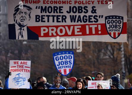 (180307) -- PÉKIN, 7 mars 2018 -- une photo de dossier prise le 7 décembre 2016 montre des gens qui assistent à un rassemblement appelant à plus d'emplois et à de meilleurs salaires promis par Donald J. Trump lors de sa campagne, à Washington D.C., aux États-Unis. Alors que les États-Unis se replient sur le bastion du protectionnisme et du nationalisme, les inquiétudes au sujet d’une guerre commerciale augmentent dans le monde entier. /TO GO WITH Xinhua Headlines : la guerre commerciale ne produit aucun gagnant) (lmm) (lb) Xinhua Headlines : la guerre commerciale ne produit aucun gagnant YinxBogu PUBLICATIONxNOTxINxCHN Banque D'Images