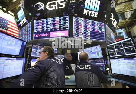 (180307) -- BEIJING, 7 mars 2018 -- les commerçants travaillent à la Bourse de New York à New York, aux États-Unis, dans la photo de dossier prise le 6 février 2018. Alors que les États-Unis se replient sur le bastion du protectionnisme et du nationalisme, les inquiétudes au sujet d’une guerre commerciale augmentent dans le monde entier. /TO GO WITH Xinhua Headlines : la guerre commerciale ne produit aucun gagnant) (lmm) (lb) Xinhua Headlines : la guerre commerciale ne produit aucun gagnant WangxYing PUBLICATIONxNOTxINxCHN Banque D'Images