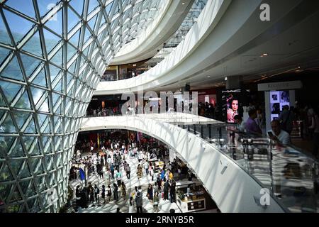 (180308) -- PÉKIN, 8 mars 2018 -- une photo prise le 18 février 2018 montre des clients en file d'attente pour faire leurs courses dans un centre commercial hors taxes à Sanya, dans la province de Hainan du sud de la Chine. La Chine vise à voir son expansion économique à environ 6,5 pour cent cette année, selon le rapport de travail du gouvernement publié lundi. L’expansion économique prévue cette année devrait également être à portée de main sans trop de difficultés, selon les observateurs économiques chinois. Ce jugement se fonde sur la perspective que la Chine connaîtra une année florissante pour la consommation, une croissance de qualité supérieure et une ouverture accrue du marché, ce qui est le cas Banque D'Images