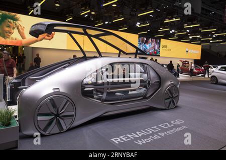 (180308) -- GENÈVE, 8 mars 2018 -- une photo prise le 8 mars 2018 montre un concept-car électrique autonome Renault EZ-GO au 88e salon international de l'automobile à Genève, en Suisse. Le salon de l’automobile, qui attire plus de 180 exposants du monde entier, ouvre ses portes au public du 8 au 18 mars 2018. Plus de 700 000 visiteurs sont attendus pour visiter l'événement. ) (djj) SUISSE-GENÈVE-SALON AUTOMOBILE XuxJinquan PUBLICATIONxNOTxINxCHN Banque D'Images