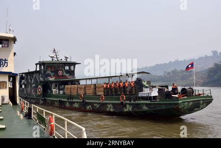 (180308) -- PÉKIN, 8 mars 2018 -- une photo prise le 17 mars 2015 montre des patrouilleurs conjoints avec des forces de l'ordre de Chine, de Thaïlande, du Laos et du Myanmar naviguant sur le fleuve Lancang-Mékong. Jeudi, la Chine a donné aux étrangers un aperçu de la manière dont le pays entend aborder la diplomatie à mesure que son influence mondiale augmente. Répondant à des questions lors d’un événement de presse annuel, le ministre des Affaires étrangères Wang Yi a fait un croquis approximatif de la diplomatie des grands pays aux caractéristiques chinoises, qui incarne la défense de la paix, la non-menace, la défense des petits et des faibles, et le partage des opportunités de développement. Maj Banque D'Images