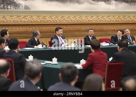 (180308) -- PÉKIN, 8 mars 2018 () -- le président chinois Xi Jinping, également secrétaire général du comité central du Parti communiste chinois (PCC) et président de la commission militaire centrale, participe à une table ronde avec des députés de la province du Shandong lors de la première session du 13e Congrès populaire national à Pékin, capitale de la Chine, le 8 mars 2018. (/Sheng Jiapeng) (DEUX SESSIONS)CHINE-BEIJING-XI JINPING-NPC-TABLE RONDE (CN) Xinhua PUBLICATIONxNOTxINxCHN Banque D'Images