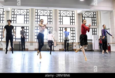 (180309) -- BEIJING, le 9 mars 2018 -- des interprètes du Ballet national de Chine assistent à une répétition pour l'atelier de ballet soirée 2018 à Beijing, capitale de la Chine, le 9 mars 2018. Les 3 et 4 avril, le Ballet national de Chine présentera cinq de ses œuvres originales au Ballet Workshop Evening 2018, la huitième édition d'un événement qui fait la promotion des jeunes interprètes et des nouvelles œuvres. (lmm) CHINA-BEIJING-ART-BALLET (CN) JinxLiangkuai PUBLICATIONxNOTxINxCHN Banque D'Images