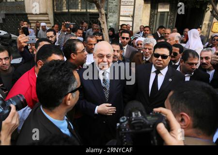 (180310) -- LE CAIRE, le 10 mars 2018 -- le candidat égyptien à la présidence Moussa Mostafa Moussa (C) s'entretient avec ses partisans lors d'une marche au Caire, en Égypte, le 10 mars 2018. L élection présidentielle égyptienne de 2018 se tiendra du 26 au 28 mars. Moussa Mostafa Moussa, président du parti libéral Ghad, est un rival unique du président égyptien Abdel-Fattah al-Sisi dans la course. ÉGYPTE-LE CAIRE-ÉLECTION PRÉSIDENTIELLE-MOUSSA MOSTAFA MOUSSA-CAMPAGNE AHMEDXGOMAA PUBLICATIONXNOTXINXCHN Banque D'Images