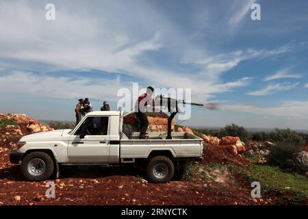 (180311) -- AFRIN, 11 mars 2018 () -- Un groupe de combattants de l'Armée syrienne libre soutenus par la Turquie a été vu à Afrin, dans le nord de la Syrie, le 11 mars 2018. Les forces turques et les rebelles syriens alliés se trouvaient à 4 km au nord-est de la ville d’Afrin contrôlée par les Kurdes, dans le nord de la Syrie, a rapporté un groupe de surveillance samedi. () SYRIE-AFRIN-TURQUIE-OPÉRATION MILITAIRE-ARMÉE SYRIENNE LIBRE XINHUA PUBLICATIONXNOTXINXCHN Banque D'Images